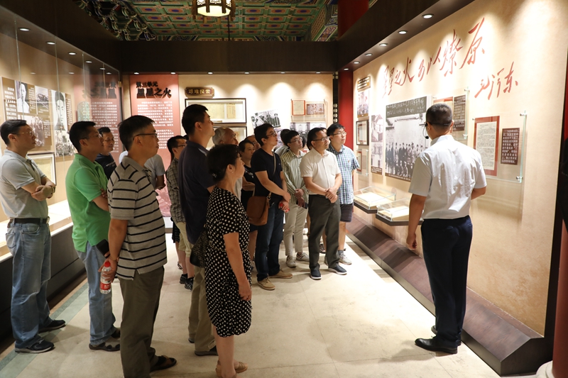 南京古生物所组织参观“共产党人的初心与使命”档案文献展----中国科学院南京地质古生物研究所
